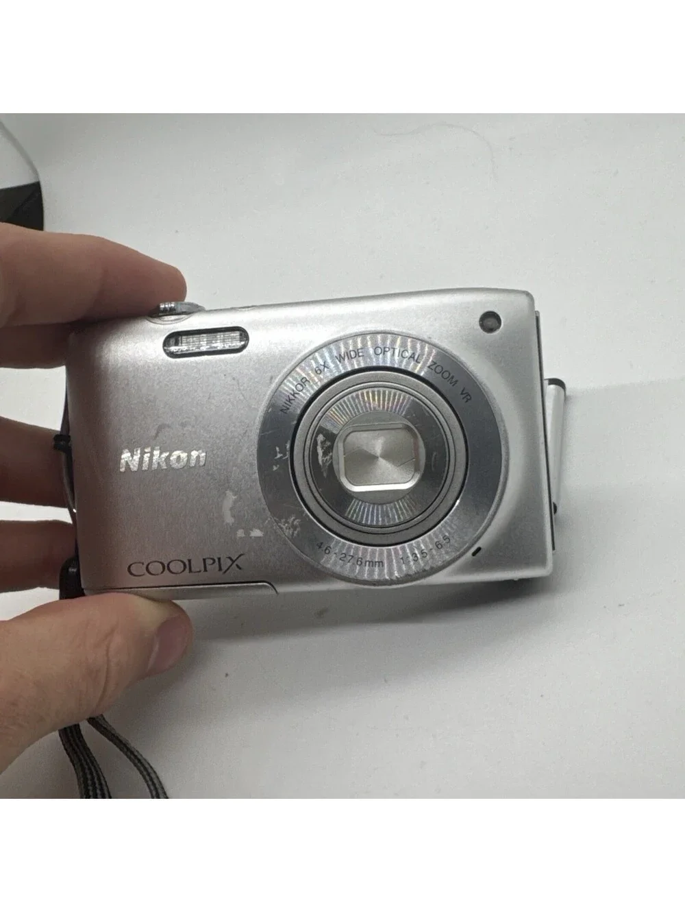 Nikon COOLPIX S3300 16.0MP Silver Digital Camera W/ Battery No Charger Tested